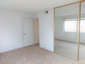 724 Woodside Ln E, Unit #4 in Sacramento, CA - Building Photo - Building Photo