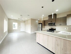 12 Frio Ave in McAllen, TX - Building Photo - Building Photo
