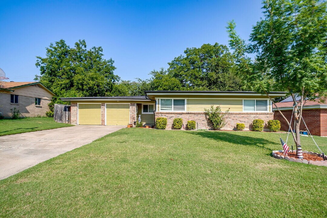 204 Mildred Ln E in Benbrook, TX - Building Photo