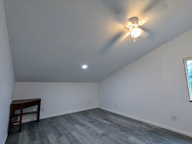 1002 Pioneer Rd, Unit Upstairs Apartment in Dallas, OR - Foto de edificio - Building Photo