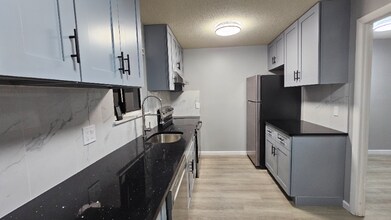 266 High Path Rd in Windsor, CT - Building Photo - Building Photo