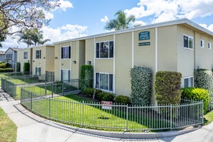 Borchard Apartments in Santa Ana, CA - Building Photo