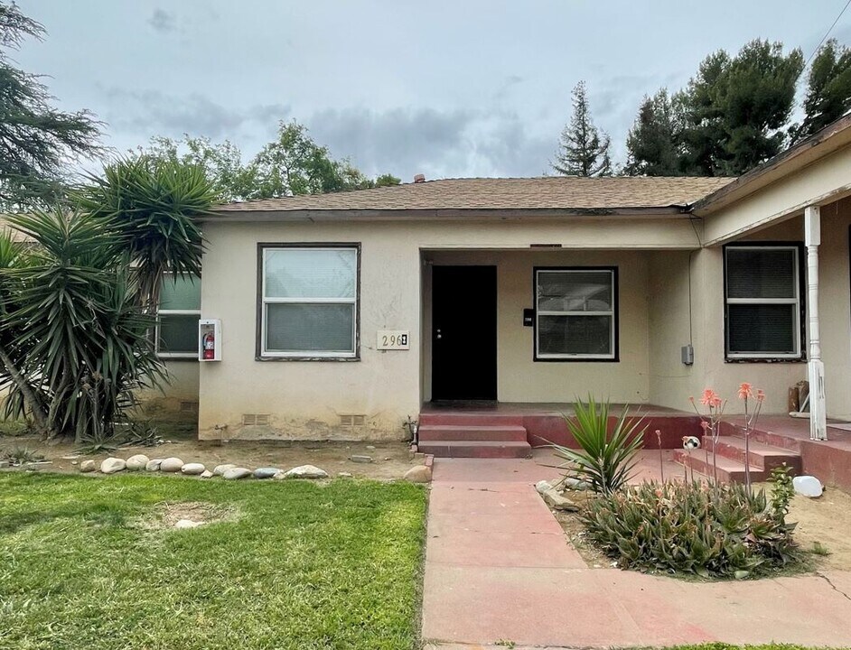 296 E 22nd St, Unit na Photo