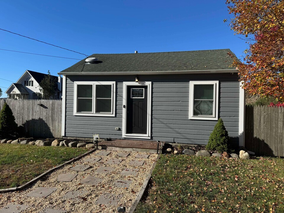 28 Sheridan Dr in Shirley, NY - Building Photo