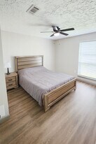 9735 Stonemont Rd in La Porte, TX - Building Photo