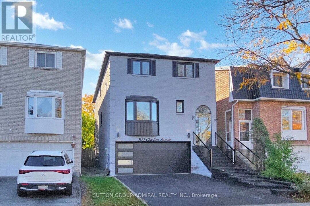 300 Charlton Ave in Vaughan, ON - Building Photo