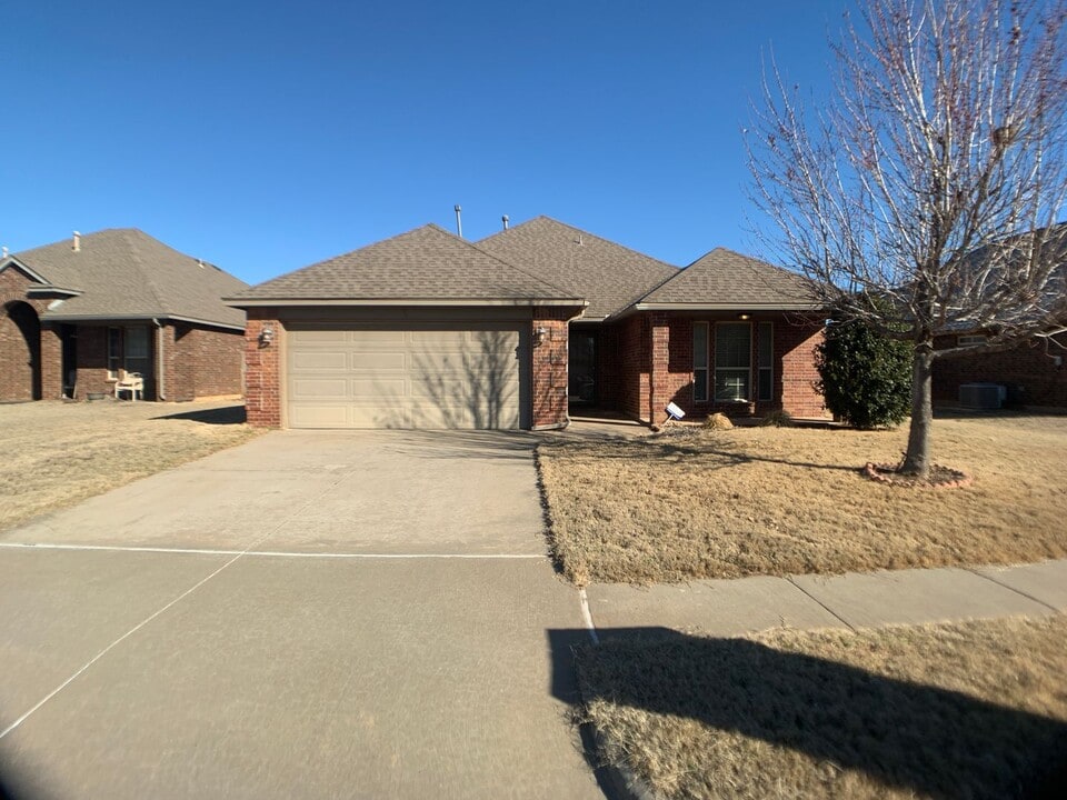 11005 SW 38th Cir in Yukon, OK - Building Photo