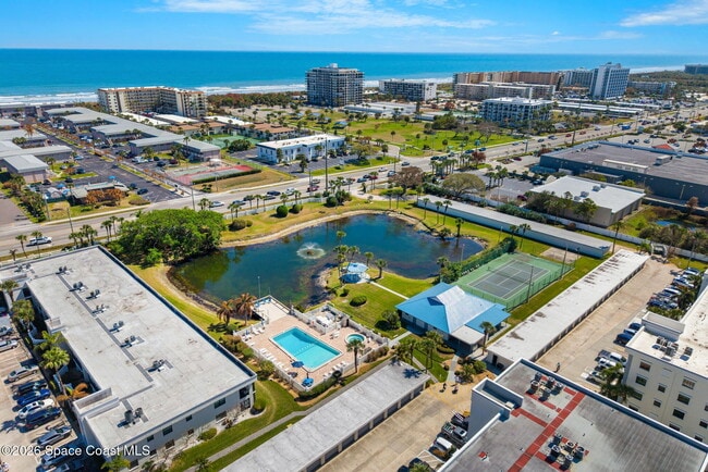 3165 N Atlantic Ave in Cocoa Beach, FL - Foto de edificio - Building Photo