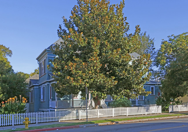 451 E San Salvador St in San Jose, CA - Foto de edificio - Building Photo