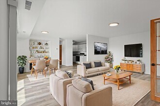 214 Locust St SE in Vienna, VA - Foto de edificio - Building Photo