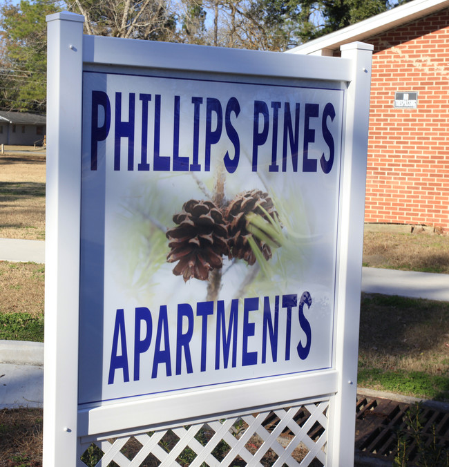 Phillips Pines Apartments in Live Oak, FL - Building Photo - Building Photo