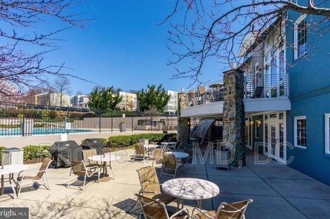 4115 D S Four Mile Run Dr in Arlington, VA - Building Photo - Building Photo