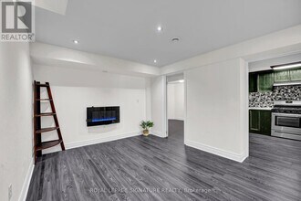 4502 Violet Rd in Mississauga, ON - Building Photo - Building Photo