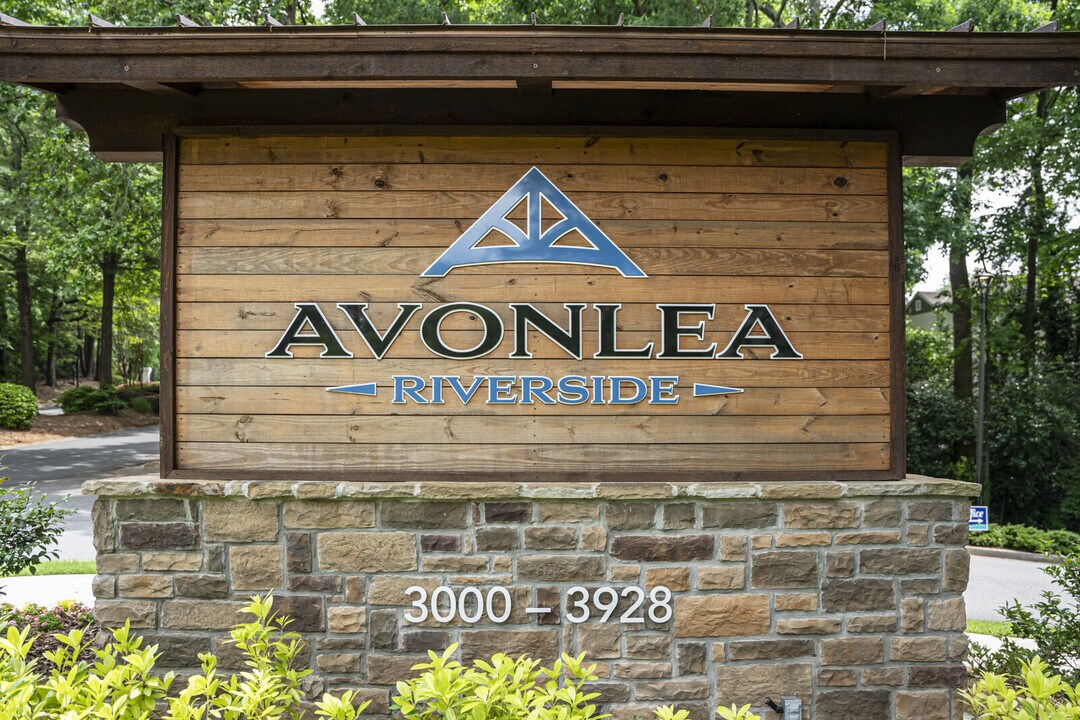Avonlea Riverside in Atlanta, GA - Foto de edificio