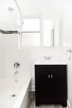 646 W Roscoe St in Chicago, IL - Foto de edificio - Building Photo