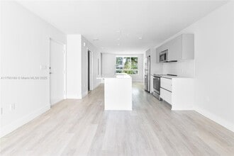 2535 NE 193rd St in Miami, FL - Foto de edificio - Building Photo