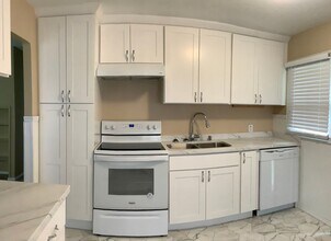 135 Sheridan Rd in Bremerton, WA - Foto de edificio - Building Photo