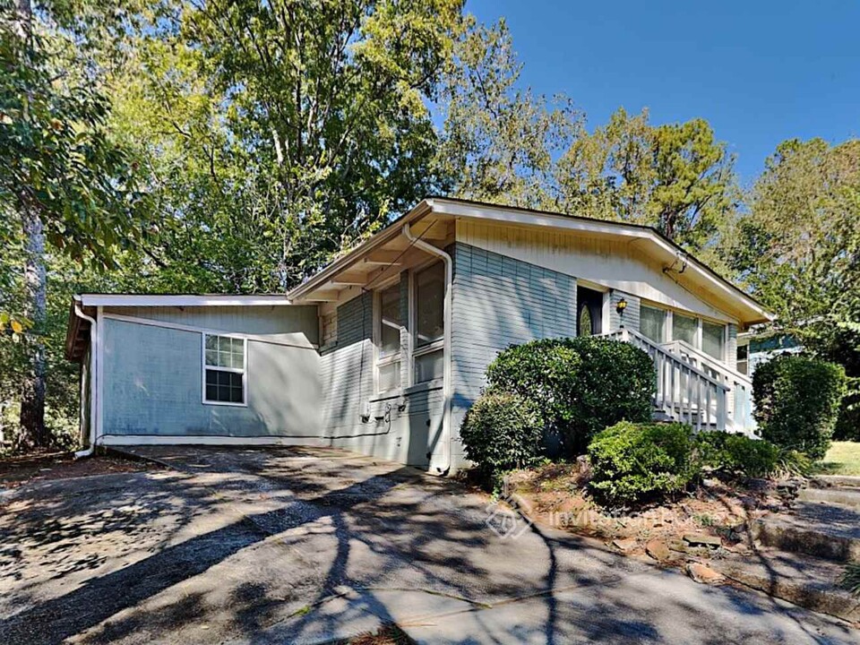 2943 Horse Shoe Dr in Atlanta, GA - Building Photo