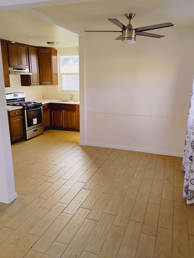 18924-18934 Gault St in Los Angeles, CA - Foto de edificio - Building Photo