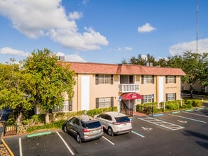 Lake Villa Apartments in Hallandale Beach, FL - Foto de edificio - Building Photo