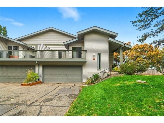 9523 Hartford Cir in Eden Prairie, MN - Building Photo - Building Photo