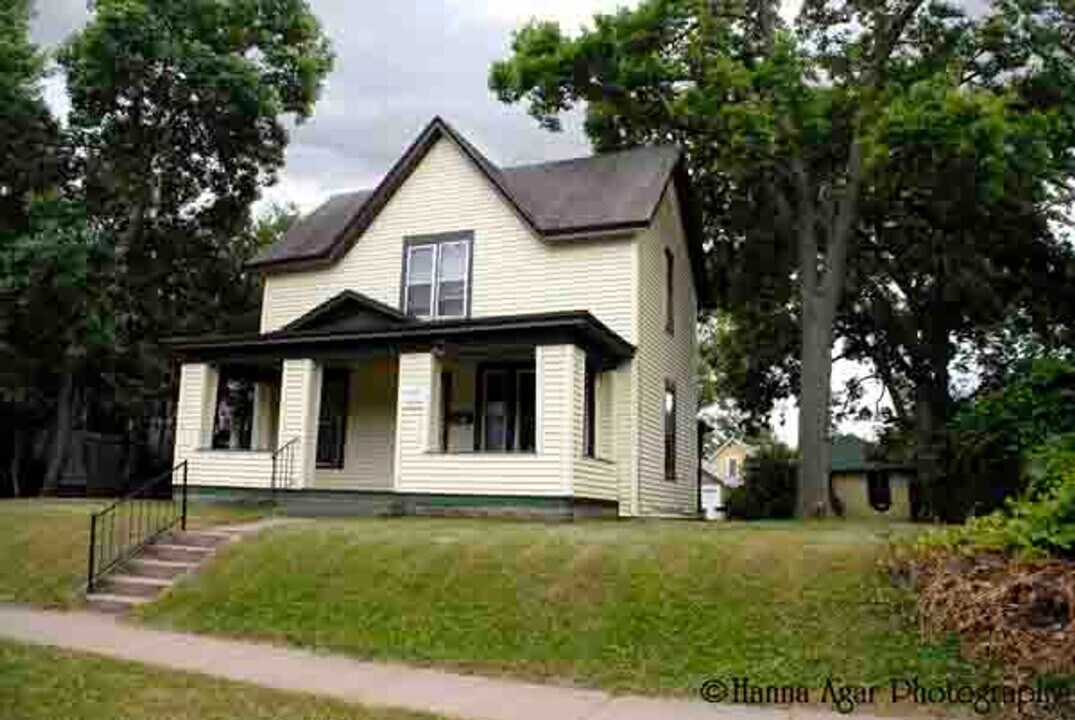 521 Lake St in Eau Claire, WI - Building Photo