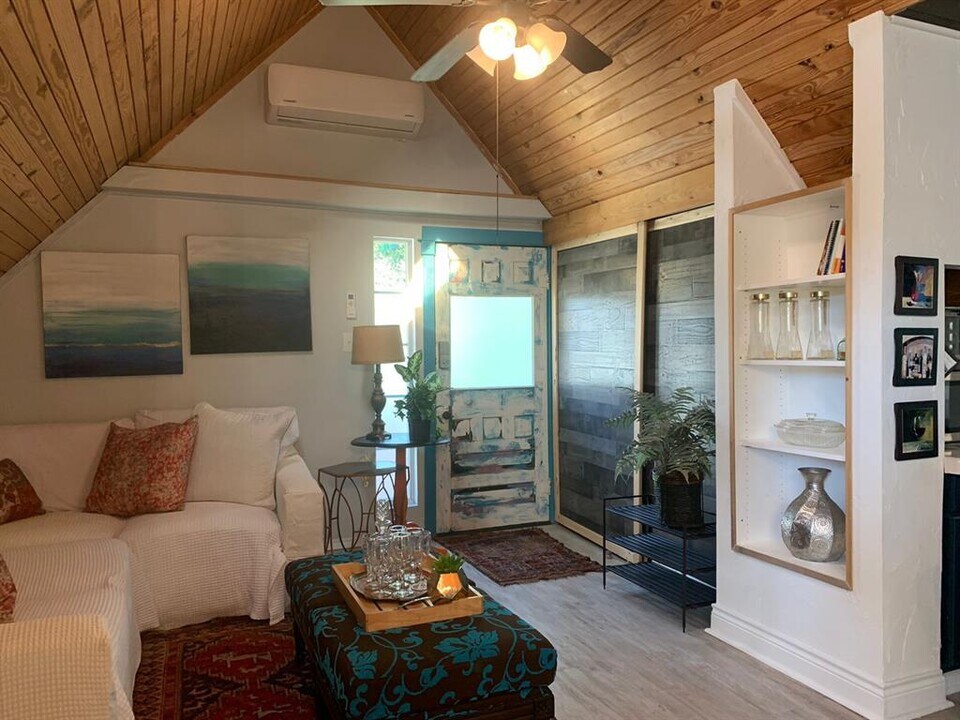1005 Romeria Dr in Austin, TX - Building Photo