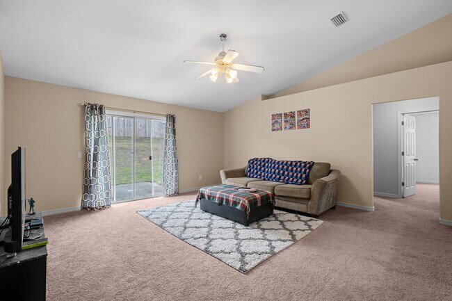 423 Bobby Dr in Crestview, FL - Building Photo - Building Photo