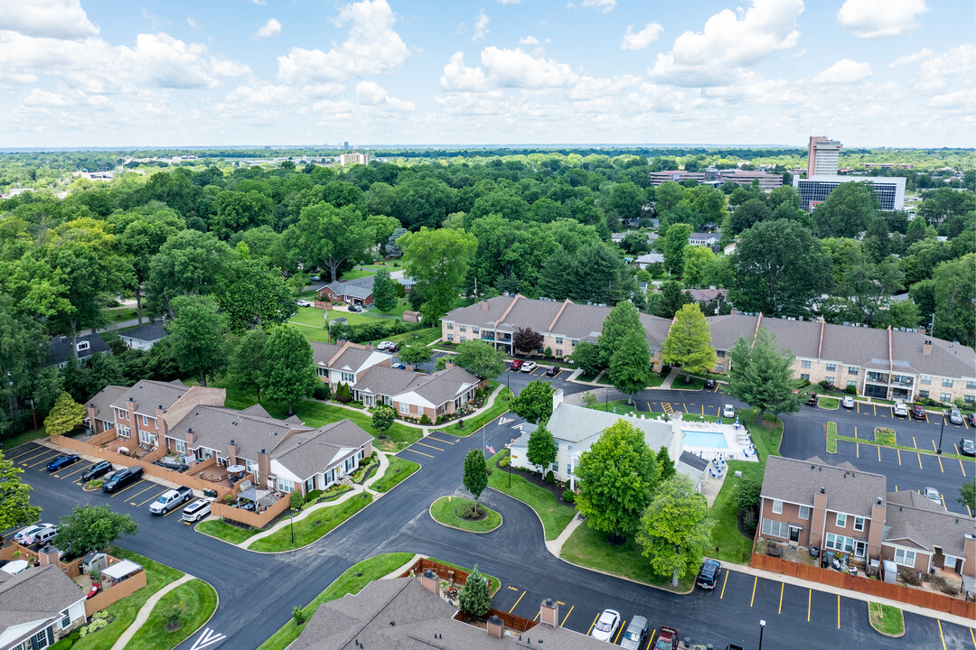 Royal Oaks Condominiums in Louisville, KY - Foto de edificio