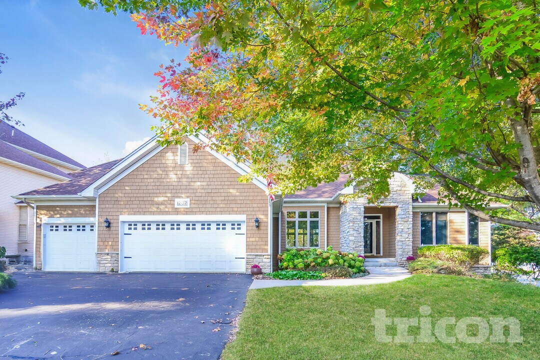 1202 Adrian Dr in Chaska, MN - Foto de edificio