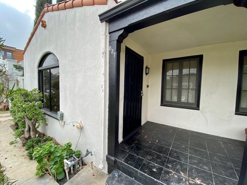 837 N Martel Ave in Los Angeles, CA - Building Photo