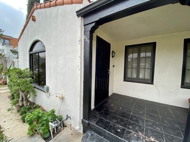 837 N Martel Ave