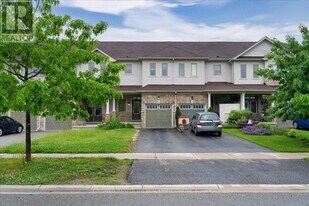 50 Pearcey Cr in Barrie, ON - Building Photo