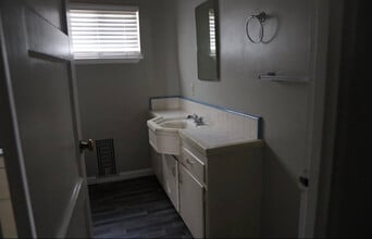 1424 Sycamore Dr in Wasco, CA - Foto de edificio - Building Photo