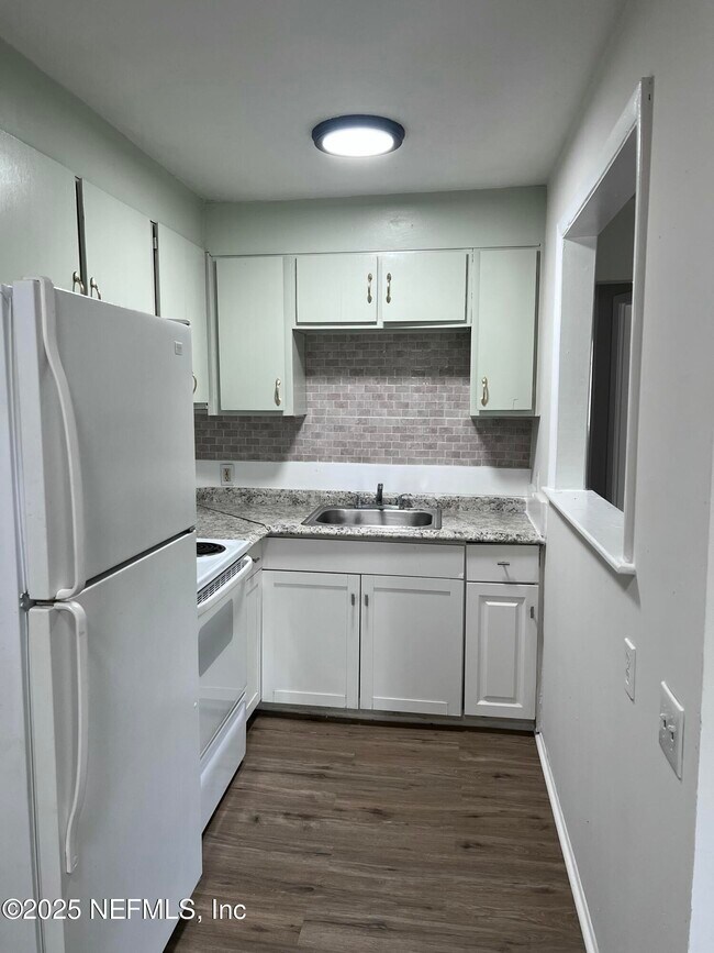 1040 Bert Rd in Jacksonville, FL - Building Photo - Building Photo