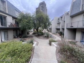 1010 E Osborn Rd in Phoenix, AZ - Building Photo - Building Photo