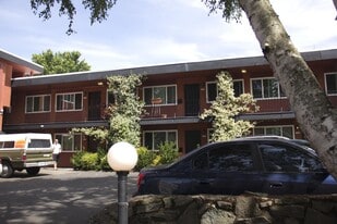 2131 NE Halsey St in Portland, OR - Building Photo