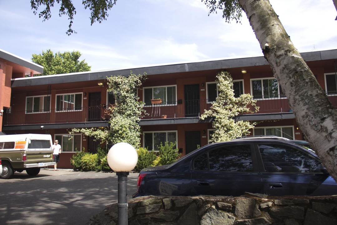 2151 NE Halsey St in Portland, OR - Foto de edificio
