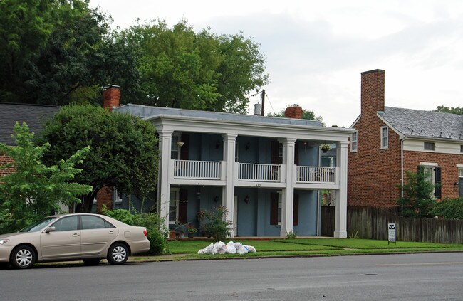 710 Kenmore Ave in Fredericksburg, VA - Foto de edificio - Building Photo
