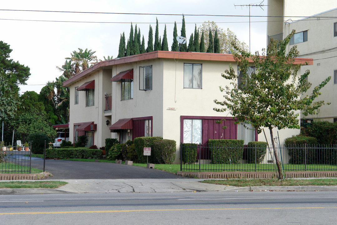 13437 Burbank Blvd in Van Nuys, CA - Building Photo