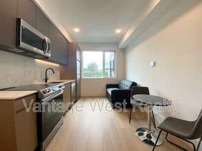 720-720 K. L. O. Rd in Kelowna, BC - Foto de edificio - Building Photo