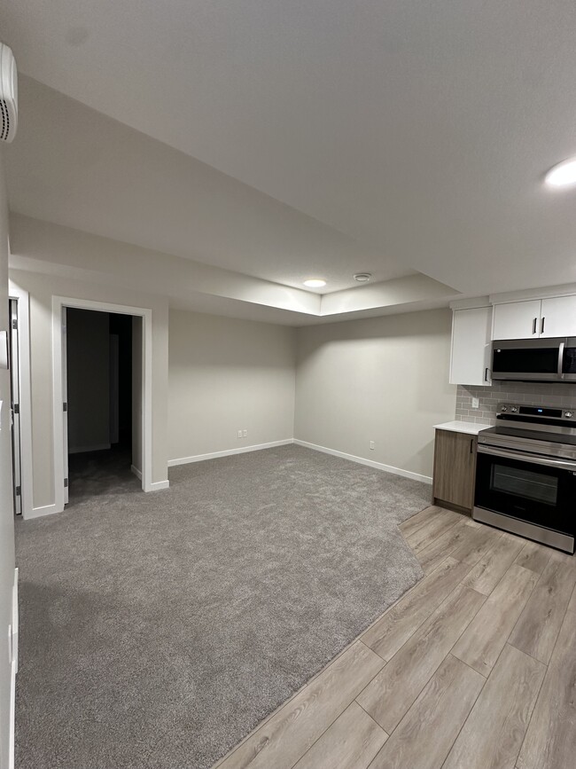 102 Silver Spruce Grv SW in Calgary, AB - Building Photo - Building Photo