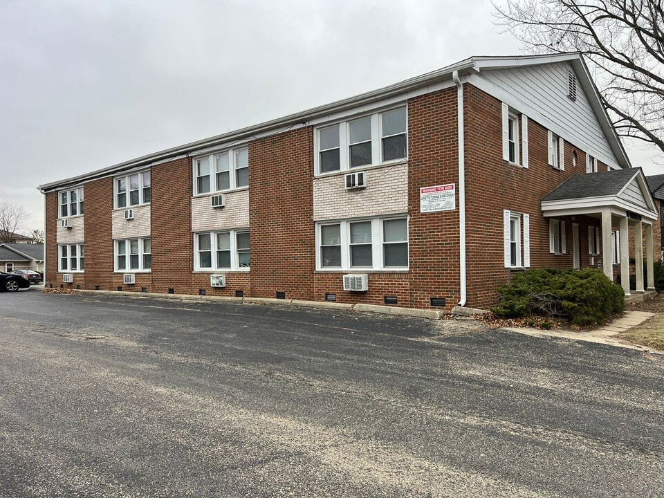 920 Greenbrier Rd in Dekalb, IL - Building Photo