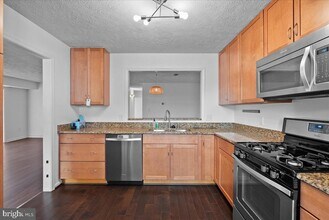 2228 Hunters Run Dr in Reston, VA - Building Photo - Building Photo