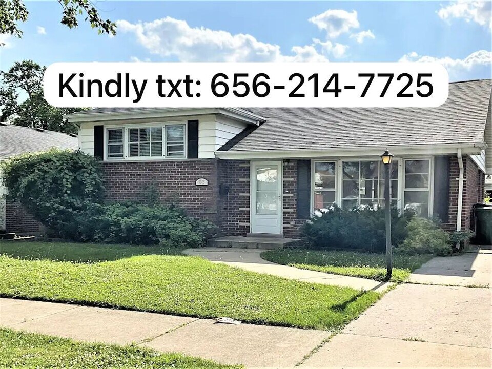 9305 Massasoit Ave in Oak Lawn, IL - Building Photo