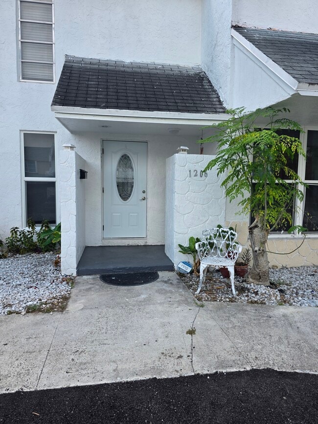 1206 Seaview in North Lauderdale, FL - Foto de edificio - Building Photo