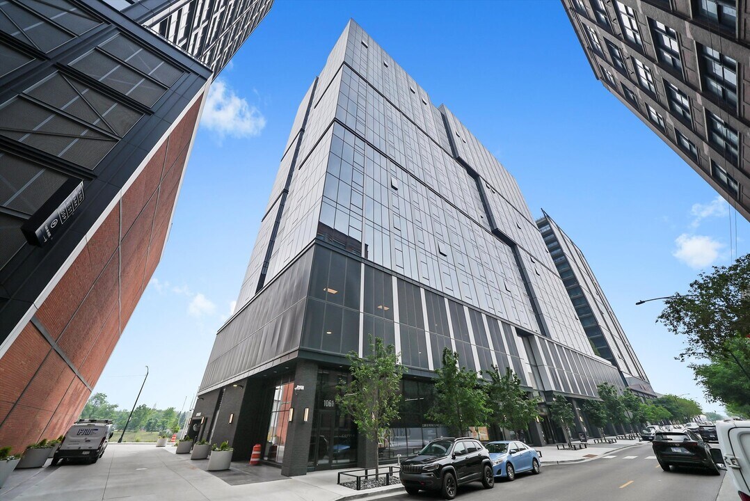 1101 W Van Buren St in Chicago, IL - Building Photo