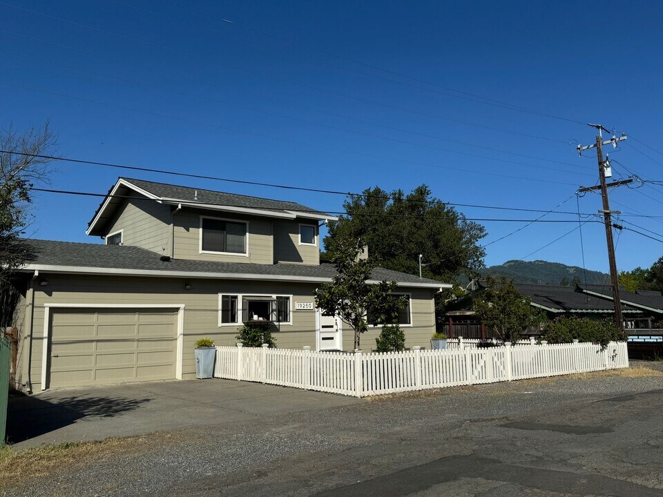19250 Hickory St in Sonoma, CA - Building Photo