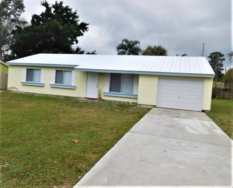 621 24th Pl SW in Vero Beach, FL - Foto de edificio