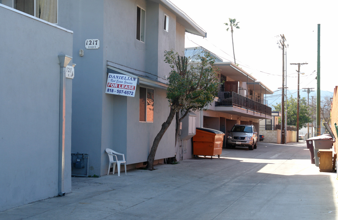 1217 S Glendale Ave in Glendale, CA - Building Photo